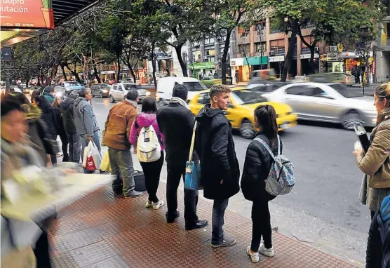  ?? (RAMIRO PEREYRA) ?? Resignados. Largas colas de pasajeros que esperaban tomar un taxi o un colectivo de larga distancia, ayer en el Centro de la ciudad.