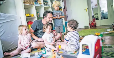  ?? RP-FOTO: ANNE ORTHEN ?? Tagesvater Holger Jahn betreute gestern (v. l.) Leni (2), Martha (1), Julian (2), Hector (1). Eine nachträgli­che Vergütung von Stunden lehnt er ab.