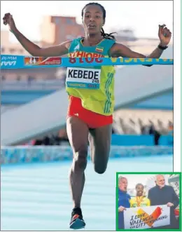  ??  ?? FIESTA. Kebede entra en la Ciudad de las Artes. A la derecha, Juan Roig (Fundación Trinidad Alfonso) con la campeona, y Kamworor.