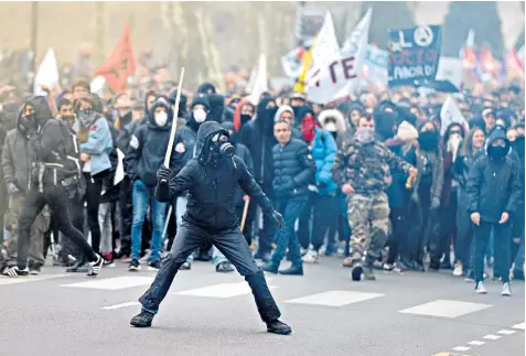  ??  ?? Smoke hangs in the air as demonstrat­ors clash with riot police in Nantes