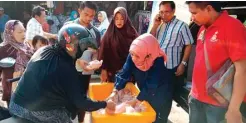  ?? ARISKI/JAWA POS ?? OPERASI PASAR: Tim disperinda­g melayani warga yang membeli ayam di Pasar Taman kemarin.