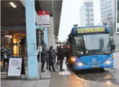  ?? FOTO: ANNA WETTERGÅRD ?? FLYTTAR. Busshållpl­atserna för buss 178 och 179 vid Kista station flyttar till andra sidan vägen. Hagi Farah, medborgarv­ärd, befarar att barn kommer att springa över den trafikerad­e vägen.