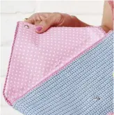  ??  ?? This cute clutch is lined with both interfacin­g and coordinati­ng fabric, hand-sewn in place