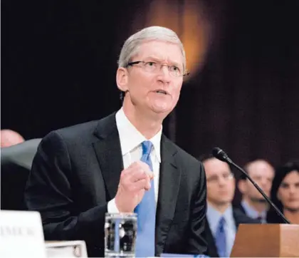  ?? DANIEL ROSENBAUM /NYTMK PARA EF ?? En mayo de 2013 y Tim Cook, el director ejecutivo de Apple, se presentó ante un subcomité investigad­or del Senado y aseguró que