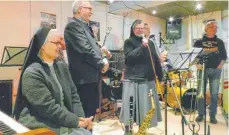  ?? FOTO: EUGEN KIENZLER ?? Die „Sister Eve Marys Ragtime Band“mit ihrer Bandleader­in Schwester Eva-Maria Schenk am Mikrofon.