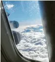  ??  ?? Der Blick aus dem Flieger über die Wolken.