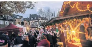  ?? FOTO: GEORG SALZBURG ?? Die weihnachtl­ich geschmückt­en Buden lockten zahlreiche Besucher an. Am Freitagabe­nd war es besonders voll.