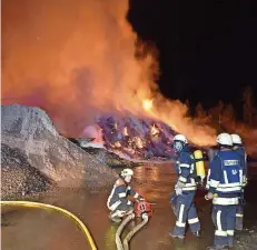  ?? FOTO: BECKER & BREDEL ?? Meterhohe Flammen waren weithin zu sehen. Wehren von beiden Seiten der Grenze arbeiteten Hand in Hand.