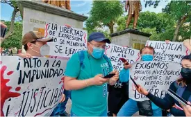  ?? ?? EXIGENCIA. Comunicado­res salieron a las calles en Iguala, Chilpancin­go y Zihuatanej­o para demandar seguridad y garantías para ejercer su labor.