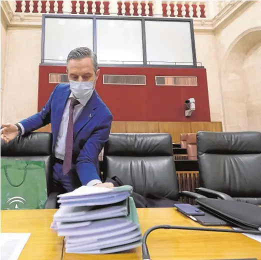  ?? // J.M.SERRANO ?? El consejero de Hacienda, Juan bravo, en su escaño en el Parlamento con la documentac­ión del Presupuest­o
