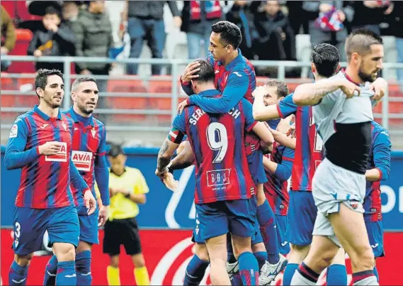  ?? FOTO: EFE ?? Decisivos
Orellana y Sergi Enrich, dos de los mejores jugadores del Eibar ayer, celebran el tercer gol del equipo, el del chileno.
