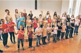  ?? FOTO: UWE MISERIUS ?? Die anstehende Fußball-WM hat den Kinder- und Jugendchor zu einer musikalisc­hen Weltreise für ihr überwältig­end gutes Sommerkonz­ert inspiriert.