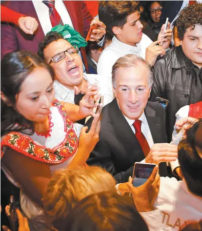  ??  ?? El candidato de Todos por México celebró “su éxito” con sus seguidores en un hotel en la Ciudad de México.
