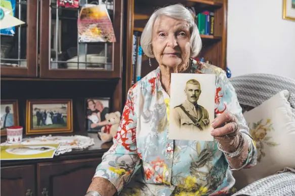  ?? Picture: JERAD WILLIAMS ?? Rita Chisholm with a treasured photo of her husband, Captain John Chisholm, who served with the 6th Light Horse Regiment in Egypt during WWI.