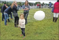  ?? 06_a33MAShow2­1 ?? Three-year-old Hayley Ronald from Oban has fun with her balloon beside the sheep rings.