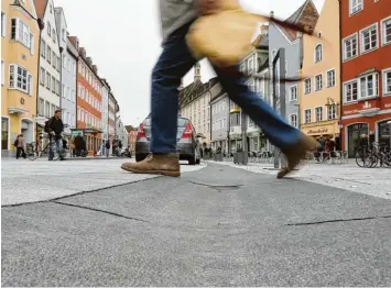  ?? Fotos: Julian Leitenstor­fer ?? Hier sind die Rinnen am Hauptplatz abgeflacht. An dieser Stelle kommt man leicht über die Straße, auch mit Kinderwage­n oder Rollstuhl.