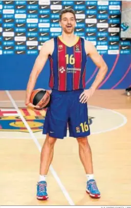  ?? ALEJANDRO GARCÍA / EFE ?? Pau Gasol posa ya como jugador del Barcelona en su segunda etapa.