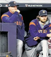  ?? Brett Coomer / Houston Chronicle ?? A.J. Hinch (izq.) y Gerrit Cole observan el jueves el cuarto juego de la serie entre Astros y Yanquis.