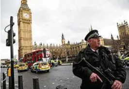  ??  ?? Der Bereich rund um Westminste­r wurde nach dem Anschlag abgesperrt. Das britische Unterhaus unterbrach seine Sitzung. Foto: Jack Taylor, Getty