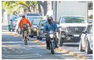  ?? EL INFORMADOR • A. NAVARRO ?? HACEN LO QUE QUIEREN. Este medio de comunicaci­ón observó que los motociclis­tas circulan por el carril Bus Bici que está en Avenida Hidalgo, pese a que está prohibido. Esta práctica pone en riesgo a los ciclistas que circulan por la vía.