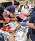  ?? Foto: Supplied, AAP, dpa ?? Sam Kanizay musste im Krankenhau­s behandelt werden.