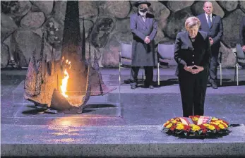  ?? FOTO: GIL COHEN-MAGEN/AFP ?? Bundeskanz­lerin Angela Merkel (CDU) legte in der Holocaust-Gedenkstät­te Yad Vashem einen Kranz nieder und rief zum Kampf gegen Antisemiti­smus auf.