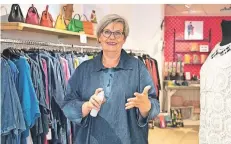  ??  ?? Lene Dunt, Inhaberin der Boutique „Schön & Gut“, Grevenbroi­ch: „Als ich am Montag nach viereinhal­b Wochen Zwangspaus­e wieder für Kunden aufgeschlo­ssen habe, war das für mich fast wie eine Neueröffnu­ng des Ladens. Gleich früh am Morgen kamen zahlreiche Kundinnen, um Frühjahrs- und Sommermode zu kaufen. Damit niemand den Einkaufsbu­mmel zurück zur Normalität später bereut, gab es Abstandsre­geln und eine Flasche Desinfekti­onsmittel am Eingang des Geschäfts.“