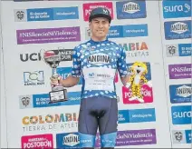  ?? CORTESÍA ?? Orgullo. Santiago Montenegro muestra el trofeo que ganó en la Vuelta a Colombia.