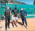  ??  ?? Toni Nadal, con Auger-Aliassime y Fontang