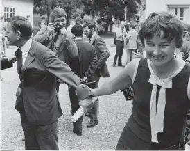  ?? Bild: OLLE LINDEBORG/TT/ARKIV ?? 30 ÅR SOM MAKAR. Konferens på Harpsund 1971 och Lisbeth Palme försöker få med sig Olof Palme.