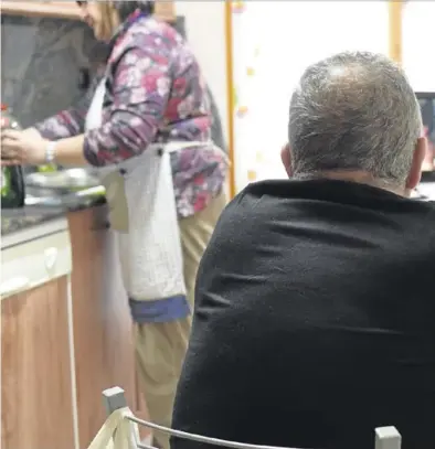  ?? ANA LÓPEZ SANZ ?? Tere y Jesús, en la cocina del piso que comparten en el barrio madrileño de Vallecas.