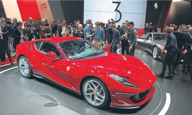  ??  ?? El 812 Superfast estrena el color Rosso Setenta Anni para conmemorar el aniversari­o de Ferrari
Ferrari
812 Superfast El Superfast incorpora la dirección eléctrica EPS, el primer modelo de Ferrari que la utiliza