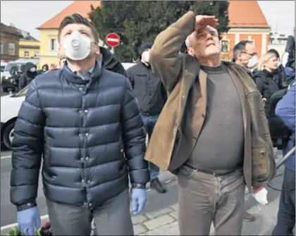  ??  ?? REZANJE PLAĆA Da od svibnja mogu očekivati “slabije” stanje na računu, najavio je prvi čovjek metropole onima koji mjesečna primanja dobivaju iz gradske blagajne, no kazao je i da se neće svima uzeti jednako