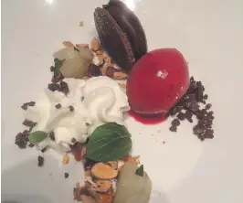  ??  ?? DESSERT: Mange søte fristelser på norgescupe­n. Her er blant annet sjokolade og jordskokk.