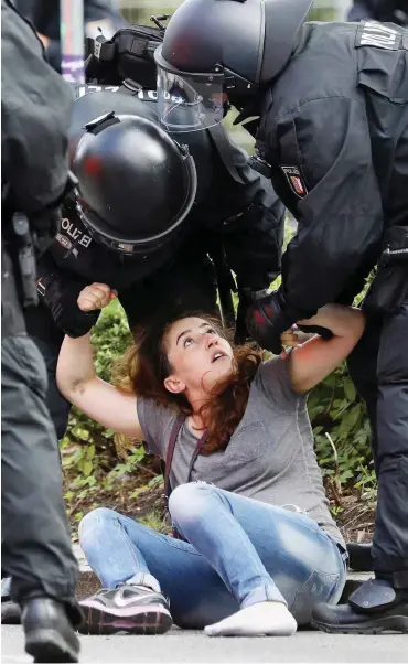  ?? Foto: dpa/Christian Charisius ?? Italieneri­n oder nicht? Die Polizei soll während der G20-Proteste in Hamburg gezielt ausländisc­he Demonstran­ten festgenomm­en haben.