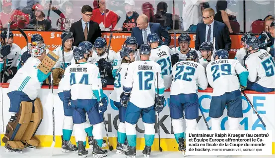 ??  ?? L’entraîneur Ralph Krueger (au centre) et Équipe Europe affrontero­nt le Canada en finale de la Coupe du monde de hockey.