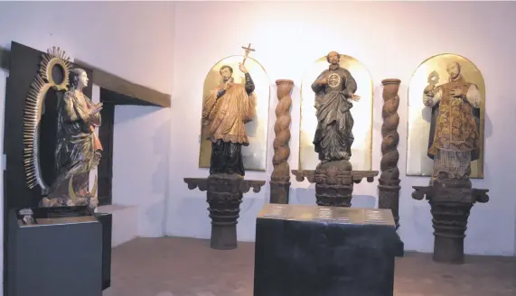  ?? ?? Imágenes sacras talladas en madera por indígenas durante las reduccione­s jesuíticas son exhibidas en el Museo Diocesano, de San Ignacio, Misiones.