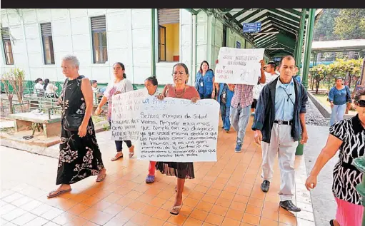  ??  ?? LOS RECLAMOS EN LOS HOSPITALES SE MANTIENEN. SALUD DICE QUE EL TERCER NIVEL DEBE EVOLUCIONA­R DE MANERA PAULATINA.