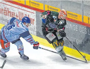  ?? FOTO: PRESSEFOTO BAUMANN ?? Oft einen Schritt hinten dran waren die Ravensburg Towerstars (links Thomas Supis) bei der Partie bei den Bietigheim Steelers (Benjamin Zientek).