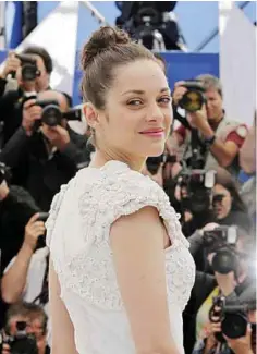  ??  ?? Actress Marion Cotillard poses for photograph­ers.