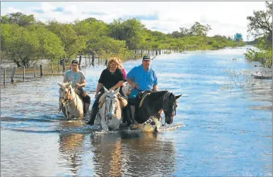  ?? GZA. EL LITORAL ?? CAMPO. En Corrientes, varias localidade­s continuan en emergencia ante el avance de las aguas.