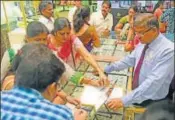  ?? PRATIK CHORGE/HT PHOTO ?? People buy gold from a jewellery shop in Dadar on Friday.