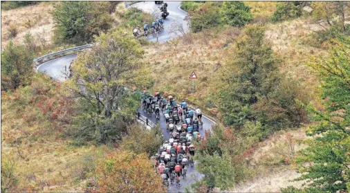  ??  ?? Una imagen del pelotón del Giro 2020 agrupado y rodando por las carreteras italianas.