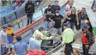  ?? CHRISTIAN VÁSCONEZ / EXPRESO ?? Búsqueda. El cuerpo del joven fue hallado cerca de la población de Puerto Roma, en el Golfo de Guayaquil.