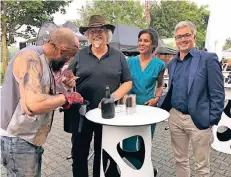  ??  ?? Sebastian Brandis, Araba Pilic und Ralf Bos (v.re.) kauften natürlich auch Lose, um die Spendensum­me aufzustock­en.