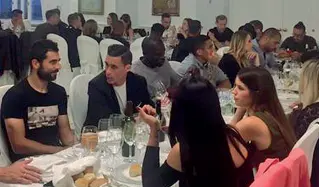  ??  ?? Tutti a cena Il tavolo attorno al quale ieri sera la squadra e la società hanno festeggiat­o la fine (o quasi) di questa stagione