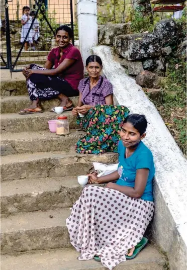  ??  ?? Devant l’école d’Attanwila, ce n’est pas encore l’heure de la sortie. Juste celui d’une pause thé pour les mamans…
À gauche : à la sortie de Puwakpitiy­a, non loin des chutes de Serra Ella, le temple du village balise la frontière entre rizières et forêts.