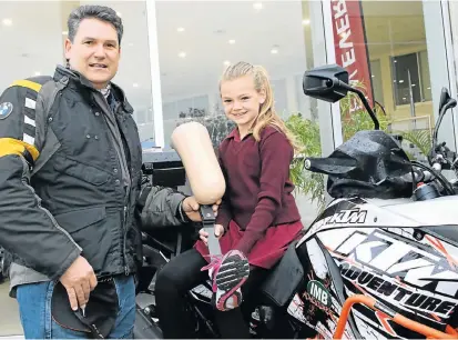  ?? Picture: FREDLIN ADRIAAN ?? RARING TO GO: Orthotist and prosthetis­t Riaan Knight with Janecke Schuin, 10, who lost a leg in an accident