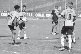  ??  ?? A boa disposição imperou no treino ligeiro dos alvinegros.