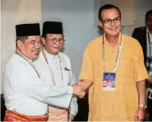  ??  ?? Welcome: Mohamad (left) shaking hands with Loo at the National Amanah Convention in Ipoh. Looking on is Amanah secretaryg­eneral Mohd Anuar Mohd Tahir. — Bernama